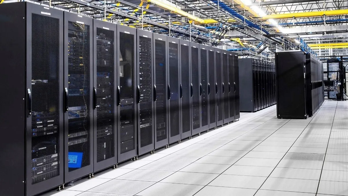 Filas de racks de servidores en un centro de datos